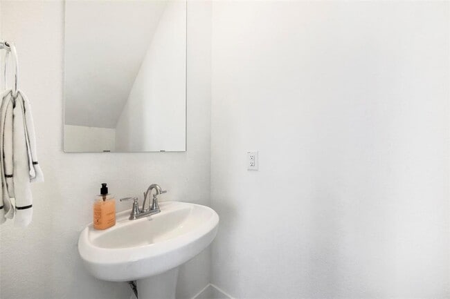 Building Photo - 10062 Rosette Dr