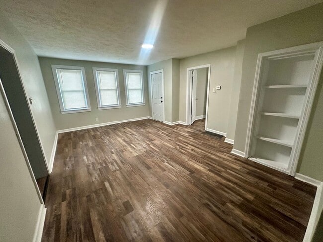 Building Photo - 3 Bedroom, Main Level Primary Bedroom