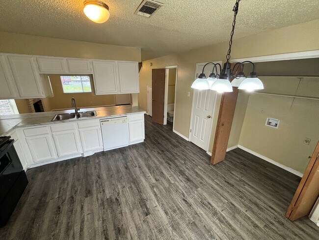 Building Photo - 2101 Granberry Dr