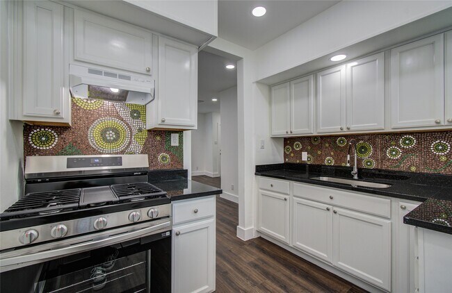 Building Photo - 7530 Park Pl Blvd