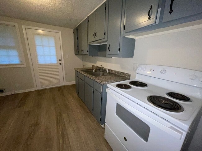 Building Photo - Love Thy Neighbors!