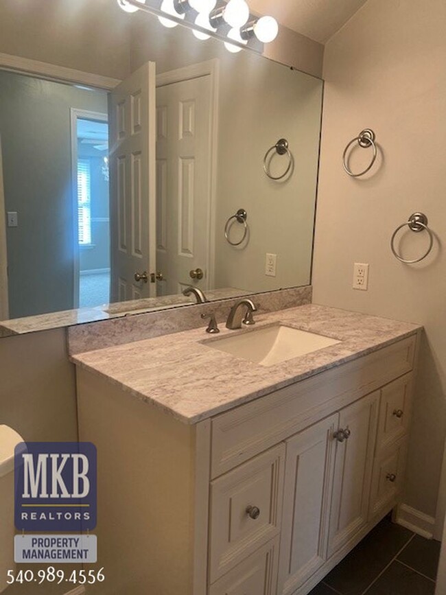 Building Photo - Luxurious 4 Bd/3.5Ba home located in The G...
