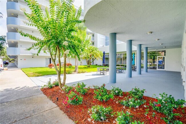 Building Photo - 3010 W Bay Cir