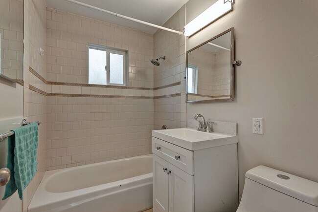 Building Photo - 4bd/1.75ba Seattle House