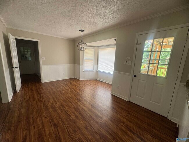 Building Photo - 915 Highland Dr