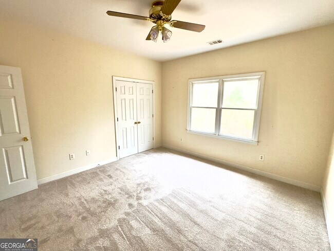 Building Photo - 219 Deerhill Dr