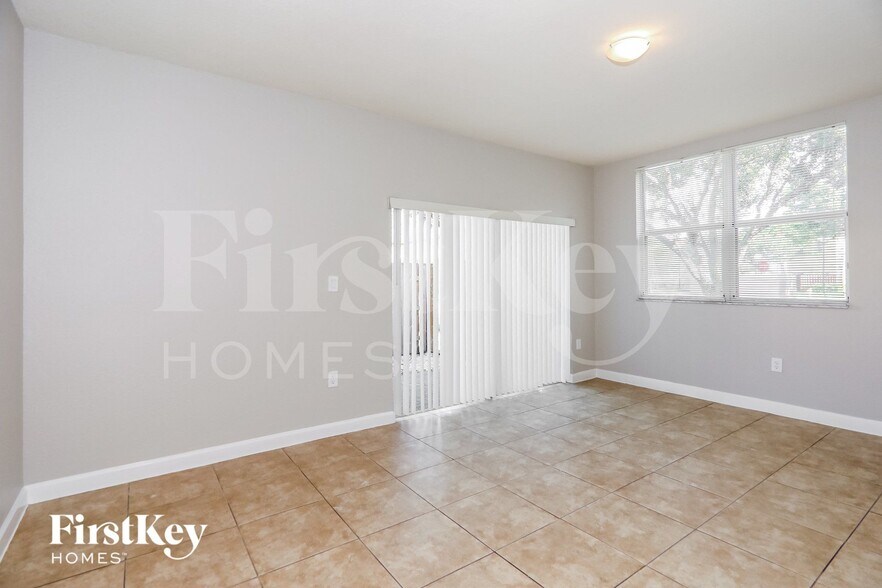 Building Photo - 1495 NE 33rd Ave