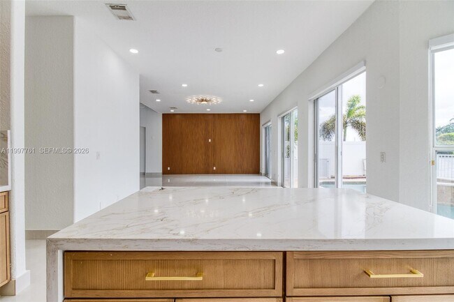 Building Photo - 5363 SW 38th Ave