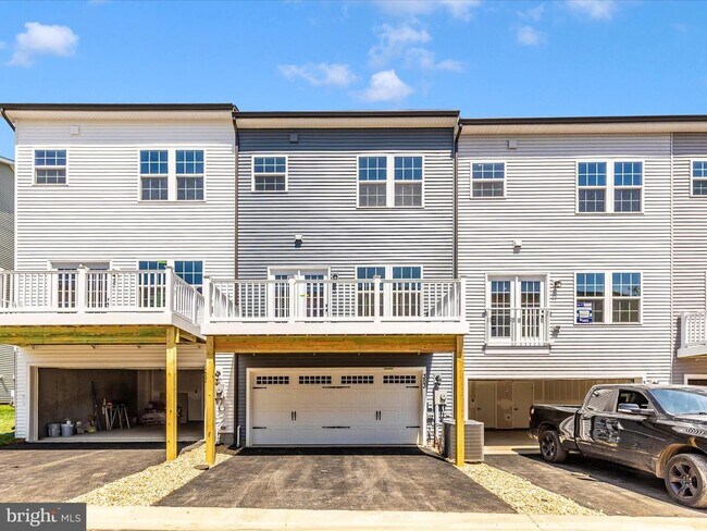 Building Photo - 353 Marquis St