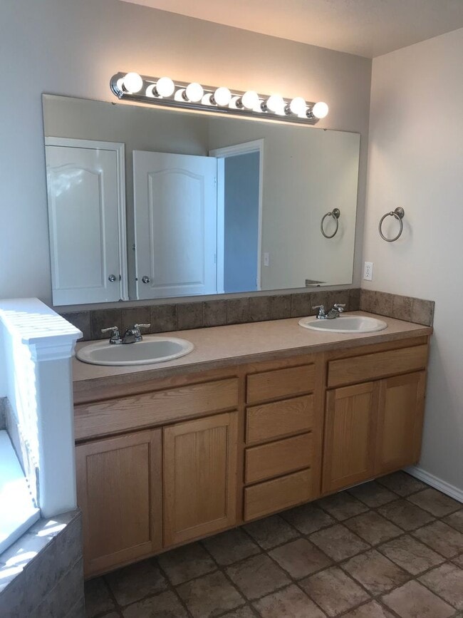 Building Photo - Meridian Charmer with 3 Car Garage, & Huge Backyard!