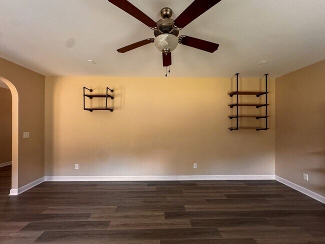 Building Photo - Well-Maintained 4 Bed 2.5 Bath Home in Westgate