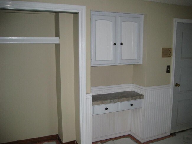 Building Photo - 5 bedrooms
