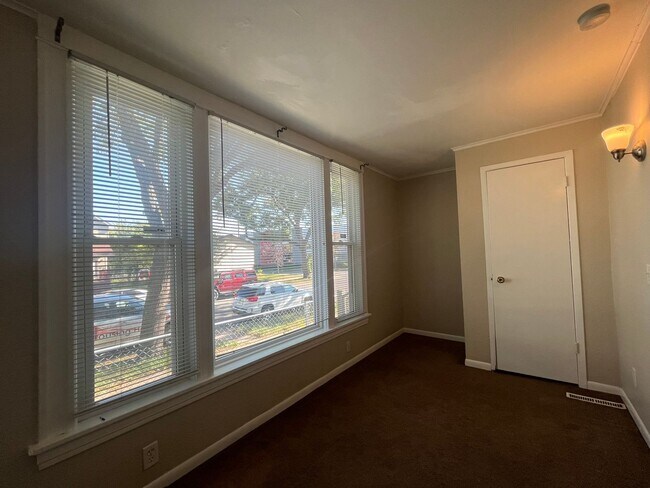 Building Photo - This spacious 3-bedroom lower level duplex...