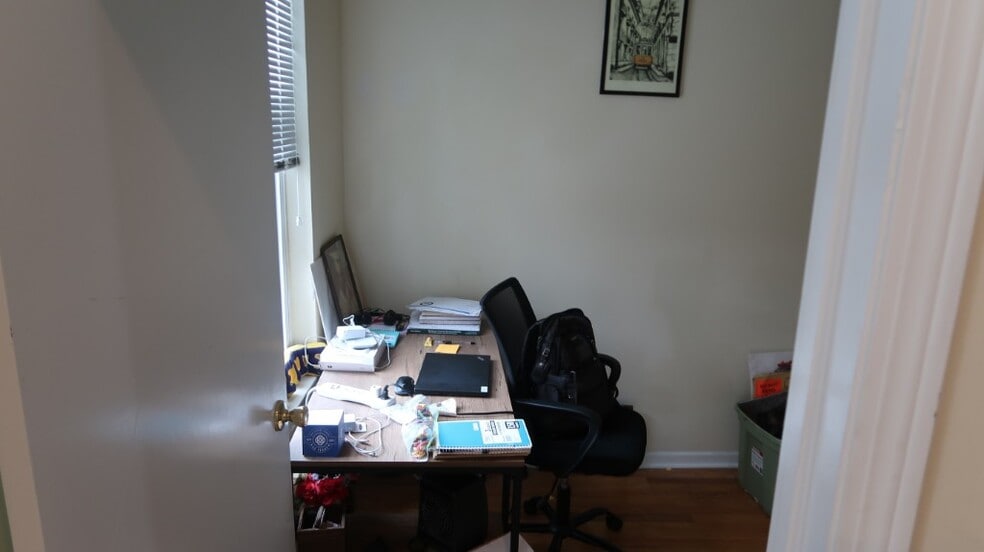 Building Photo - 1411 W Erie St