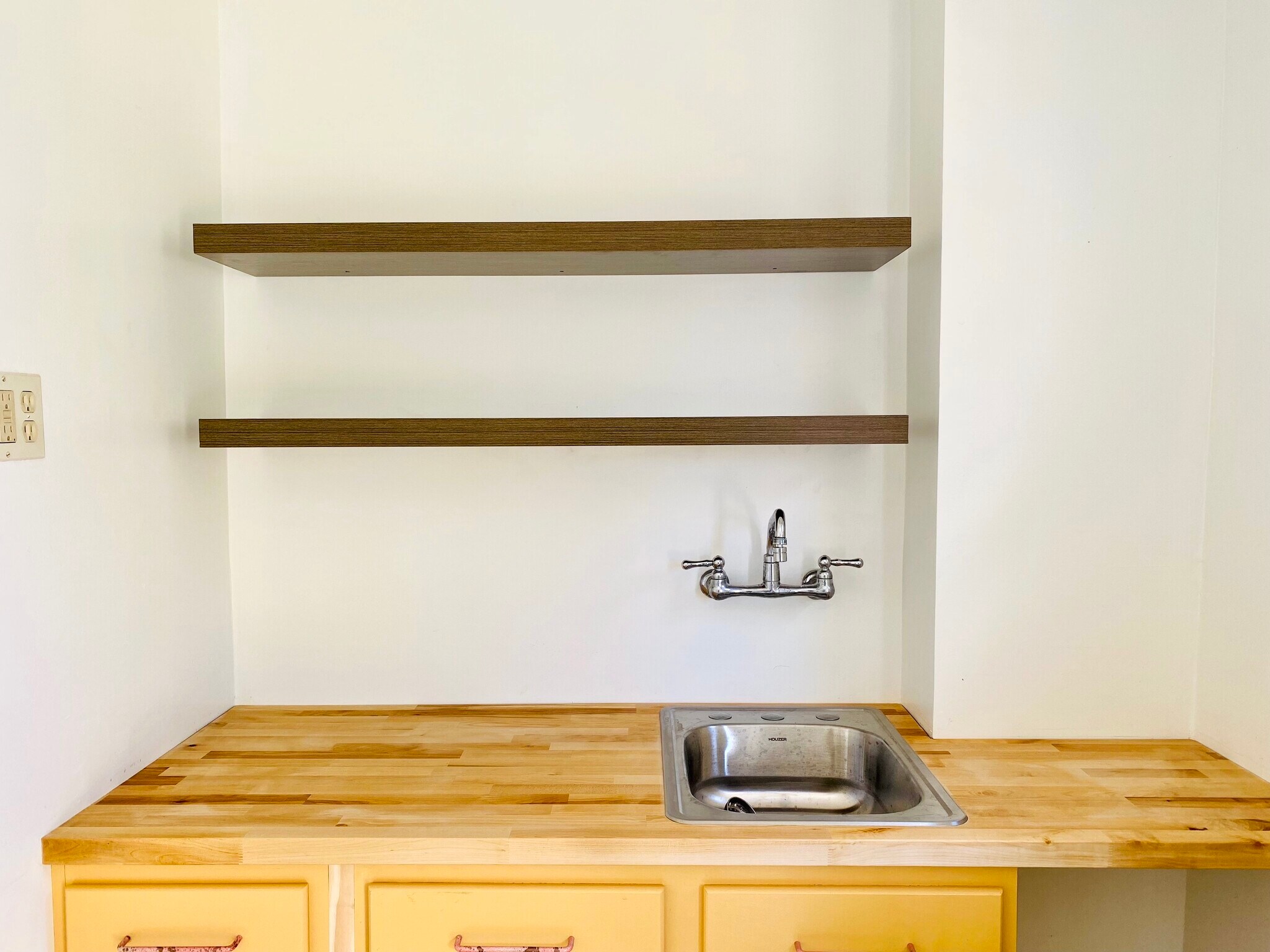 Building Photo - 1716 E Earll Dr