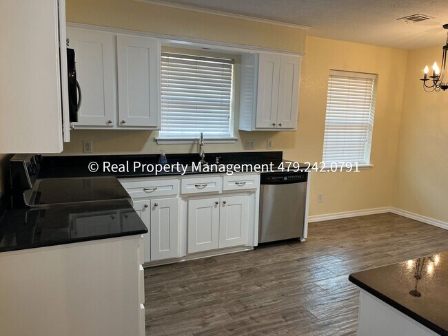 Building Photo - MOVE IN READY! Beautiful 3B/2B Newly Remod...