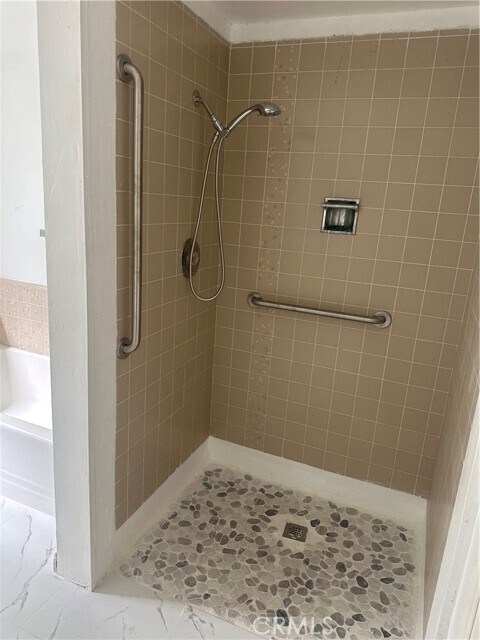 Building Photo - 3025 E Hillcrest Ave