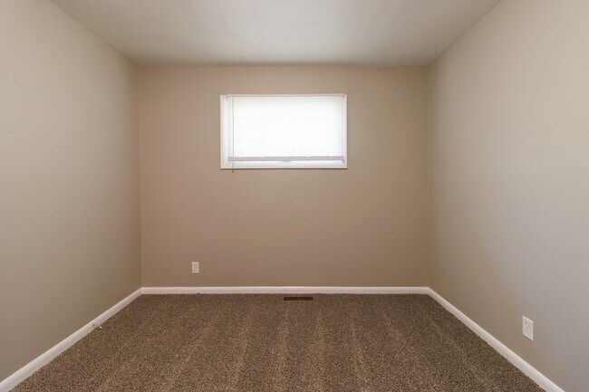 Building Photo - 432 Woodview Dr