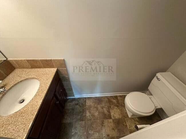 Building Photo - 3 bed / 1 bath duplex for rent - $1425- re...