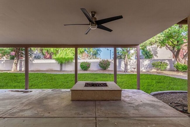 Building Photo - 3-bedroom plus bonus room with 3-car garag...