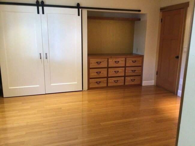 Building Photo - Perfect Entertaining Home!