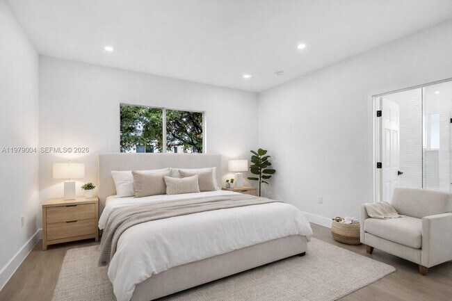 Building Photo - 354 NE 35th Ave