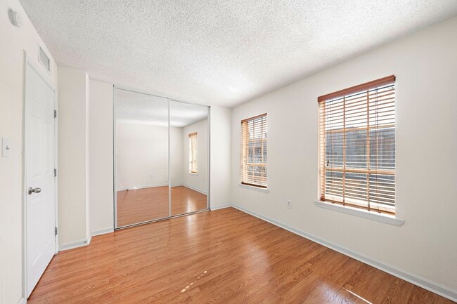 Building Photo - 711 Holiday Dr