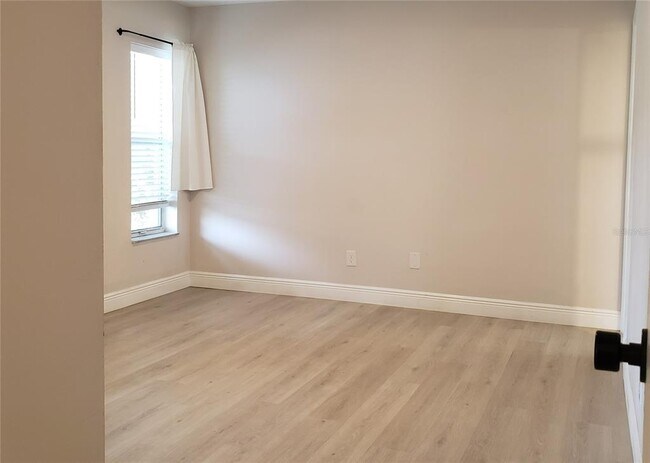 Building Photo - 404 King Louis Ct