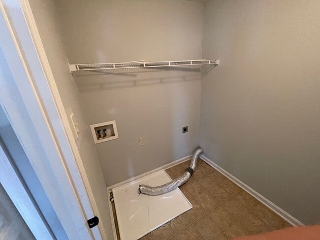 Building Photo - Loudon 3-bedroom 2-bathroom home with open layout on corner lot available 11/15