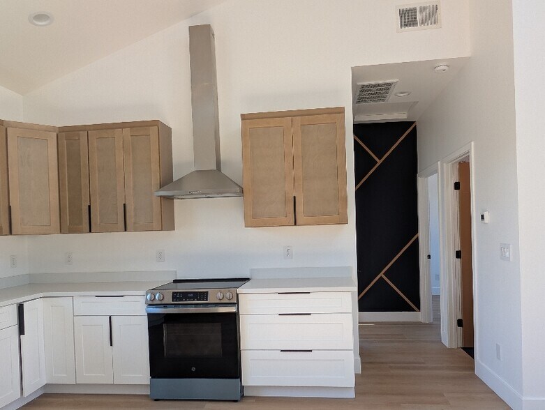 Building Photo - 3036 Greenwood Dr