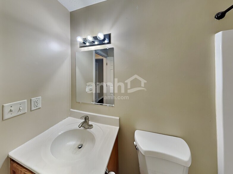 Building Photo - 275 Monarch Dr