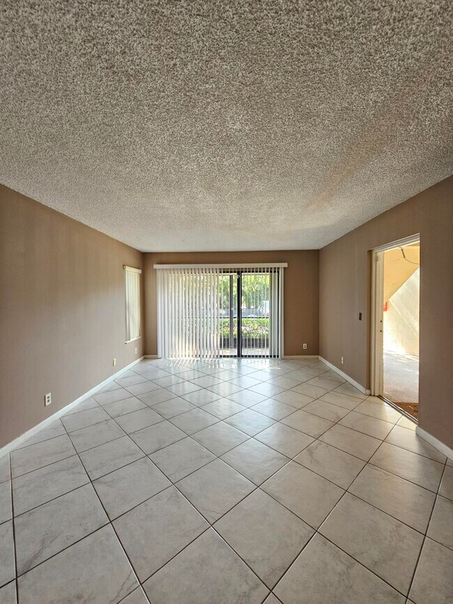 Building Photo - 724 Sunny Pine Way