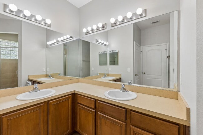 Building Photo - Spacious 3-Bedroom Townhome with Loft & Green-Space Views | Oviedo