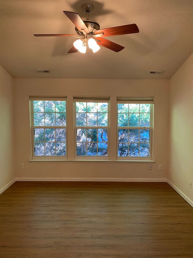 Building Photo - 115 Brentfield Loop