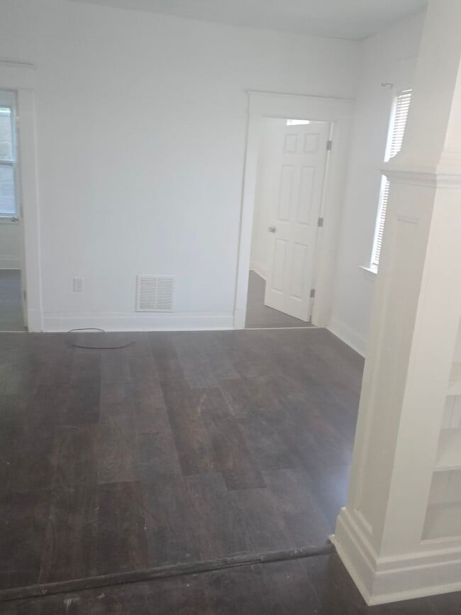Building Photo - Three Bed 1 Bath Apartment for Rent!