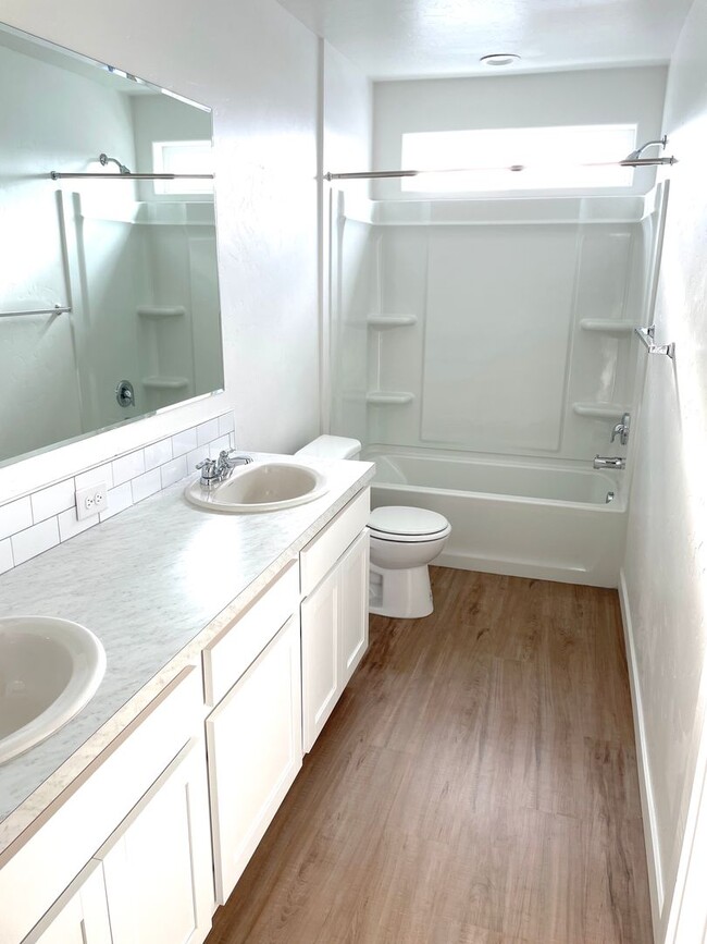 Building Photo - Newly Built Townhome