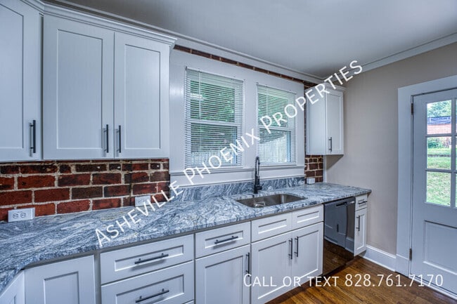 Building Photo - 7 Enka Pine St