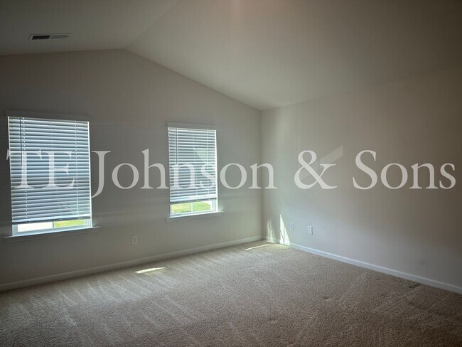 Building Photo - Spacious 4 Bedroom Home in Lexington – Modern Amenities and Comfort Await!