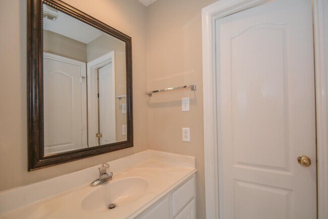 Building Photo - 910 Chinni Ct
