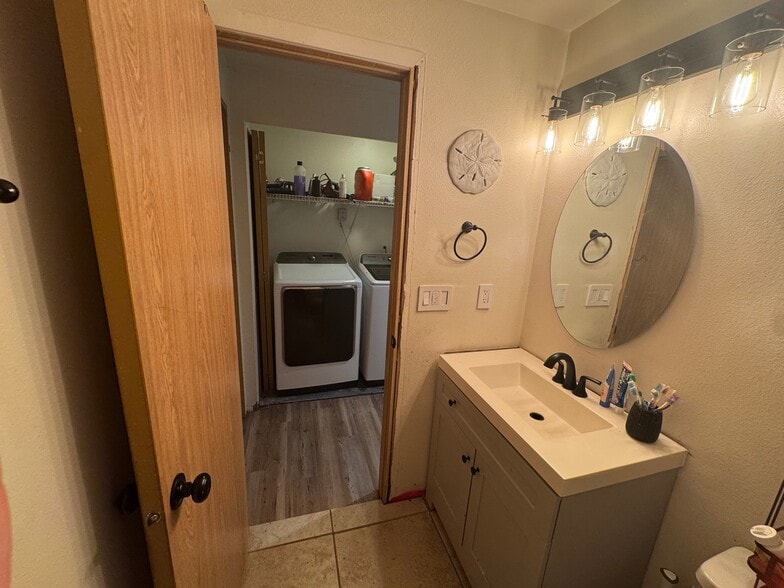 Building Photo - 651 NE Ellis Way