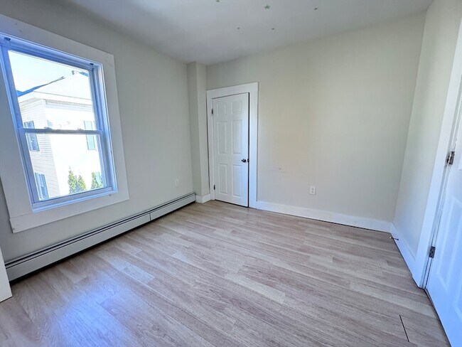 Building Photo - 116-118 Lawrence Street Unit 2