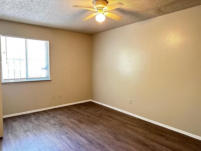 Building Photo - 1102 Hickory Grove Dr