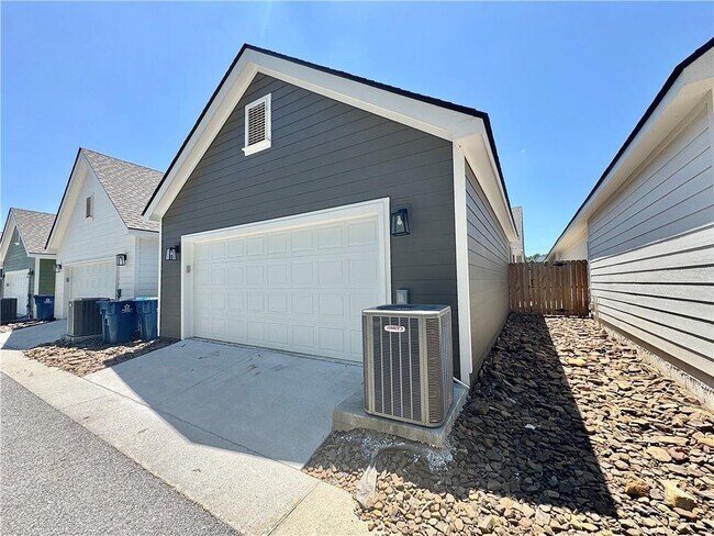 Building Photo - 811 NE Hts Ln