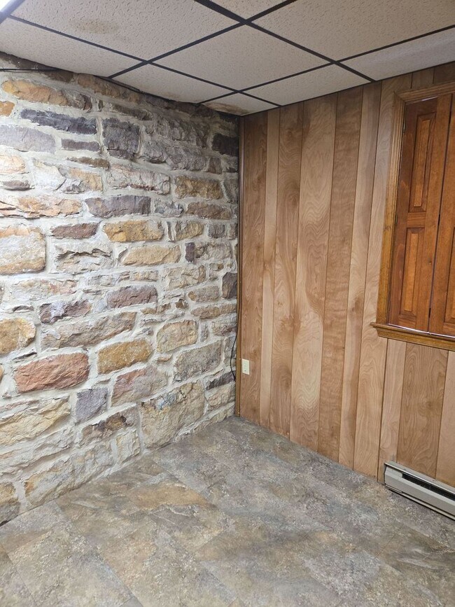 Building Photo - 203 Lincoln Way E