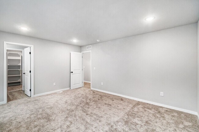 Building Photo - Like New 5 Bedroom - Close to the lake!