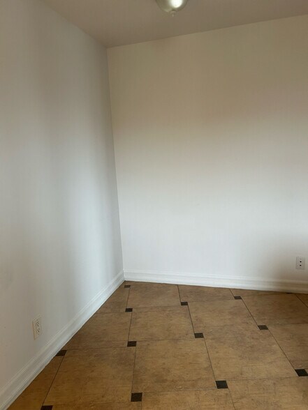 Building Photo - 2120 Ocean Ave