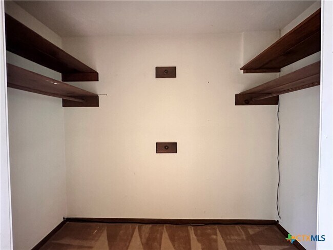Building Photo - 202 Oak Ridge Dr