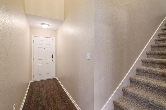 Building Photo - 1019 Leeds Castle Walk