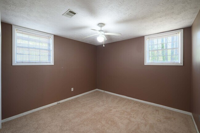 Building Photo - Updated 5BR Home in Morrow with New Carpet and Spacious Yard