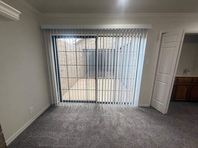 Building Photo - Garden Home